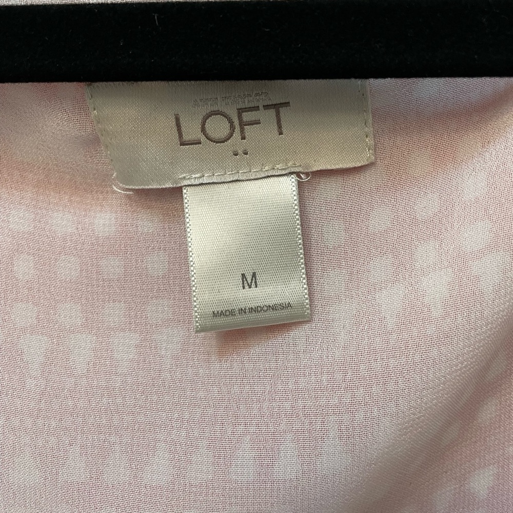 💕 Women’s LOFT sleeveless salmon top in size medium - Picture 3 of 3